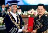 CEO Sevima, Sugianto Halim MMT saat menerima penghargaan mitra wirausaha dari Rektor ITS, Ir Bambang Pramujati ST MScEng PhD IPU AEng