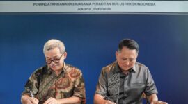 Johannes Herwanto, Direktur Utama SAG (kiri), bersama dengan Indra Soedjoko, CEO, Piala Mas (kanan), menandatangani perjanjian kerja sama