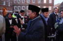 Presiden RI Prabowo Subianto melayani permintaan wartawan yang meliput kegiatannya untuk mengabadikan momen di London dengan berfoto bersama. (Dok. Tim Media Prabowo)