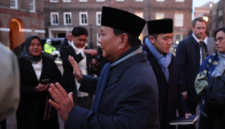 Presiden RI Prabowo Subianto melayani permintaan wartawan yang meliput kegiatannya untuk mengabadikan momen di London dengan berfoto bersama. (Dok. Tim Media Prabowo)