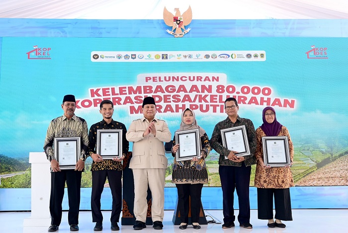 Presiden Prabowo Subianto resmikan koperasi desa sebagai pusat distribusi pangan dan energi nasional berbasis komunitas lokal. (Facebook.com @Setkab RI)