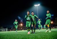 Momen penuh makna: Song For Pride menjadi lagu legal yang kini bisa dinikmati di ruang usaha Surabaya secara gratis. (Dok. persebaya.id)