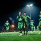 Momen penuh makna: Song For Pride menjadi lagu legal yang kini bisa dinikmati di ruang usaha Surabaya secara gratis. (Dok. persebaya.id)