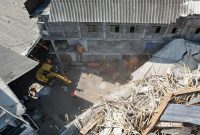 Tim SAR menggunakan alat berat mengevakuasi korban reruntuhan Ponpes Al Khoziny Sidoarjo. (Dok. Bnpb)

