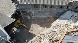 Tim SAR menggunakan alat berat mengevakuasi korban reruntuhan Ponpes Al Khoziny Sidoarjo. (Dok. Bnpb)

