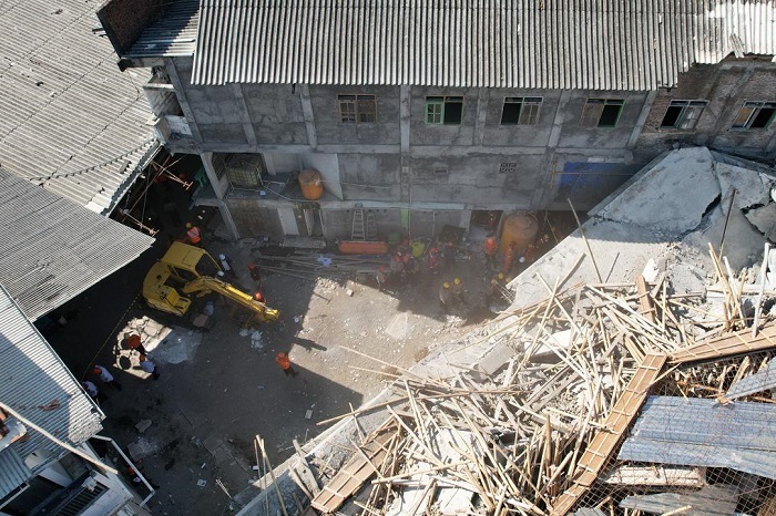 Tim SAR menggunakan alat berat mengevakuasi korban reruntuhan Ponpes Al Khoziny Sidoarjo. (Dok. Bnpb)

